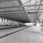 153259 Gezicht op het perron en de perronkap van het N.S.-station Schiedam te Schiedam.